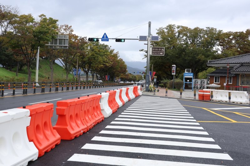 공사가 덜 끝난 경주 동궁과 월지 주차장 진출입로 (출처=연합뉴스)