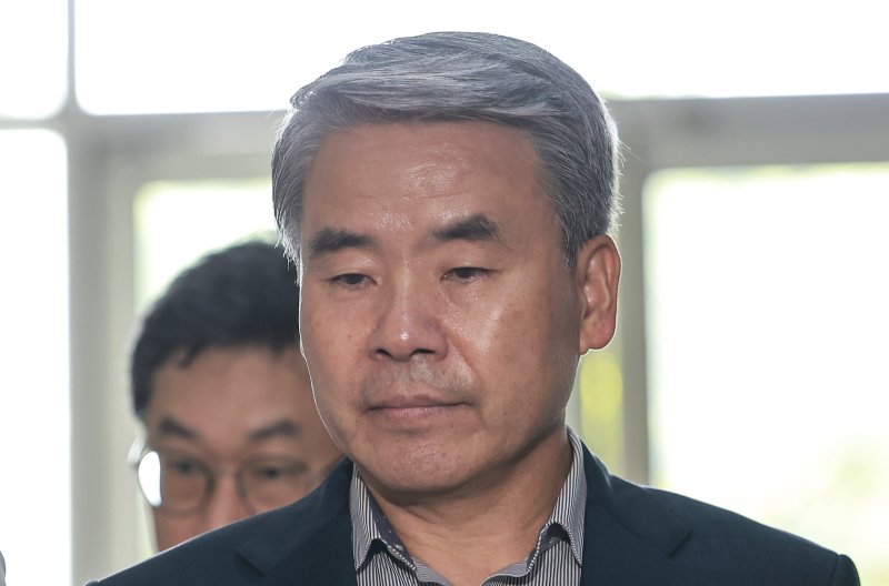 [서울=뉴시스] 정병혁 기자 = 이종섭 전 국방부 장관이 25일 서울 서초구 순직해병 특별검사팀(특별검사 이명현)에 피의자 조사를 받기 위해 출석하고 있다. 2025.09.25. jhope@newsis.com