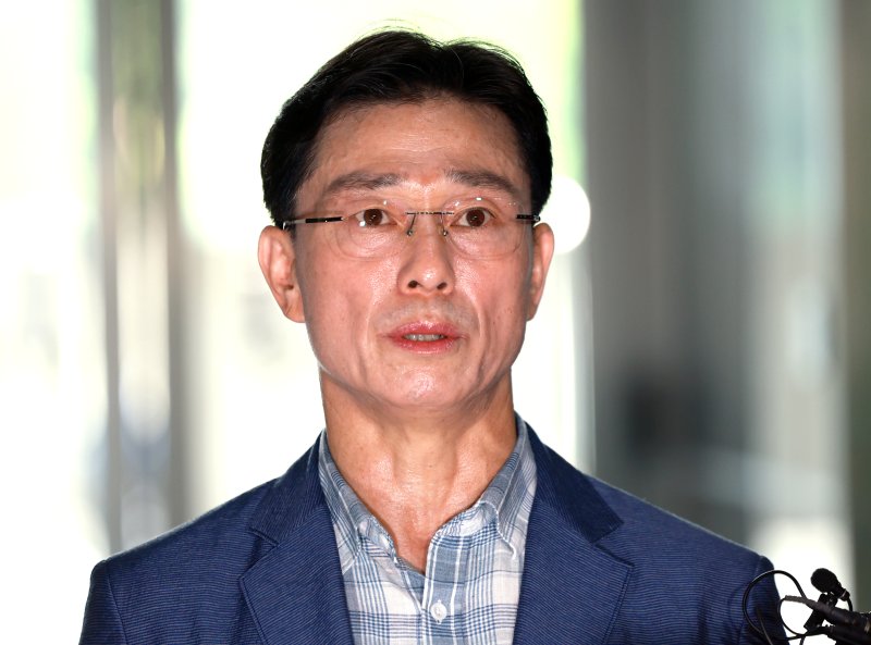 [서울=뉴시스] 이영환 기자 = 임성근 전 해병대 1사단장이 휴대폰 포렌식 참관을 위해 19일 오전 서울 서초구 순직해병 특검팀(이명현 특별검사) 사무실로 출석하며 발언을 하고 있다. 2025.08.19. 20hwan@newsis.com