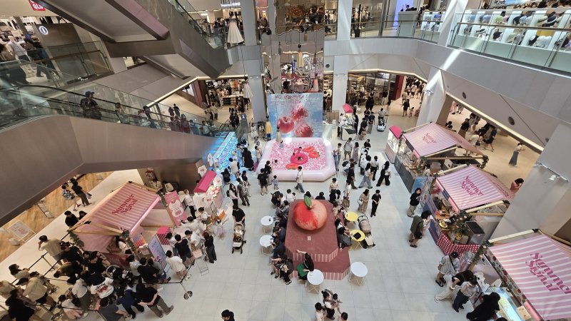 타임빌라스 수원에서 열린 '복숭아주의보' 팝업에 방문한 수많은 고객들의 모습(롯데백화점 제공)