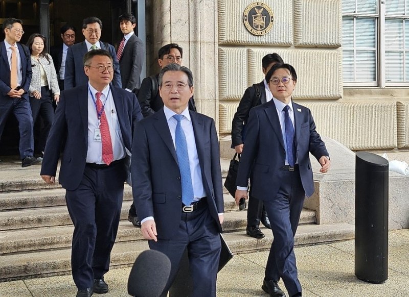김용범 대통령실 정책실장과 김정관 산업통상부 장관이 22일(현지시간) 워싱턴 DC에 있는 미 상무부 청사에서 하워드 러트닉 상무장관과 약 2시간 동안 막바지 협상을 벌인 뒤 나오고 있다./사진=연합뉴스