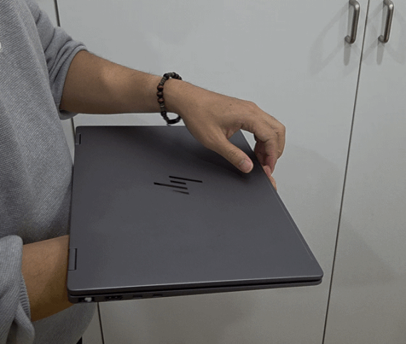 HP 옴니북 X 플립 14 화면 부분이 360도 회전하는 모습. 사진=구자윤 기자