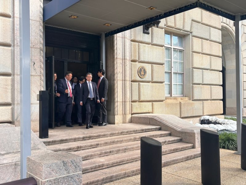 22일(현지시간) 김용범 대통령실 정책실장, 김정관 산업통상자원부 장관 등 한국 측 한미 관세 협상단이 워싱턴DC 상무부 청사에서 하워드 러트닉 미 상무장관과 면담한 뒤 청사를 나서고 있다. 2025.10.22. ⓒ News1 류정민 특파원