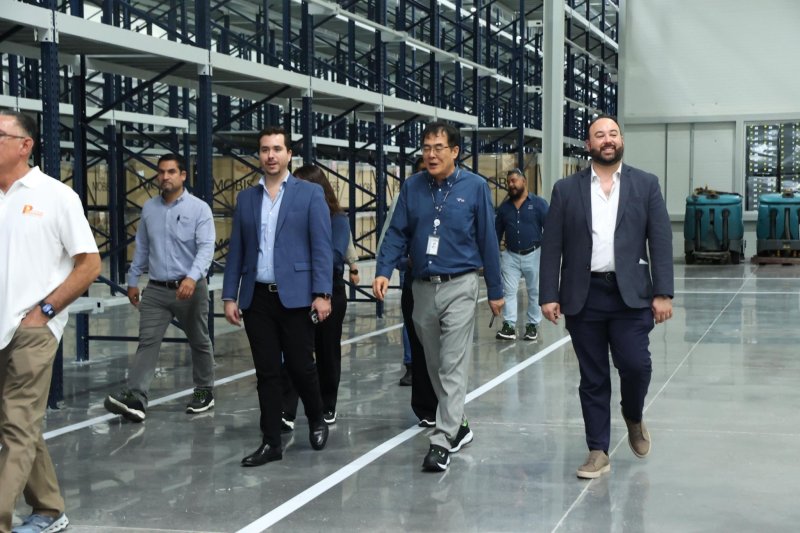 [서울=뉴시스] 현대모비스 관계자가 최근 멕시코 누에보레온주 페스케리아 공장 전동화 부품 생산라인 증설을 시작한 뒤 현지 당국 관계자와 공장을 둘러보고 있다. (사진=Emmanuel Loo 링크드인 갈무리) 2025.10.23 photo@newsis.com *재판매 및 DB 금지