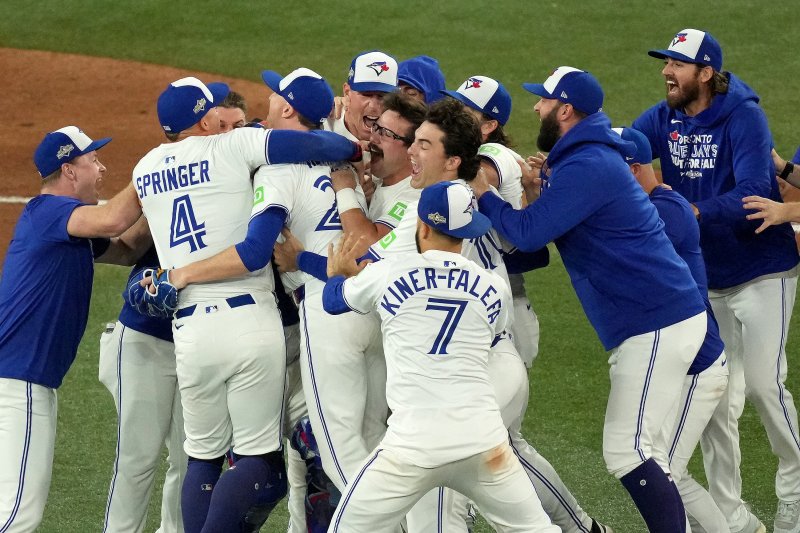 [토론토=AP/뉴시스] 토론토 블루제이스 선수들이 20일(현지 시간) 캐나다 토론토 로저스 센터에서 열린 2025 메이저리그 아메리칸리그 챔피언십 시리즈(ALCS·7전4선승제) 최종 7차전에서 시애틀 매리너스를 꺾은 후 환호하고 있다. 토론토는 1-3으로 끌려가던 7회 말 조지 스프링어의 역전 3점 포로 4-3 승리를 거둬, 시리즈 전적 4승 3패를 기록하며 32년 만에 월드시리즈(WS·7전4선승제)에 진출해 LA 다저스와 맞붙는다. 2025.10.21.