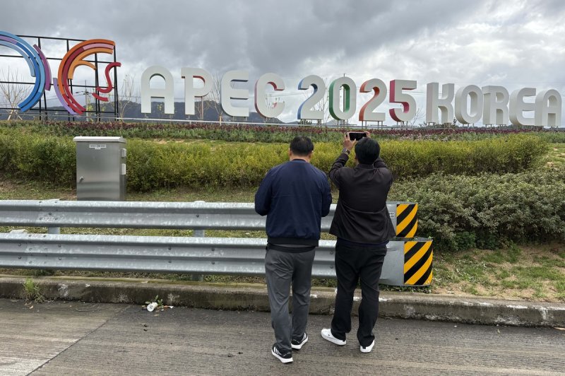 APEC 조형물 사진 찍는 방문객들 (출처=연합뉴스)