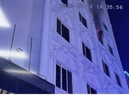 [보령=뉴시스] 지난 22일 충남 보령시 신흑동의 한 호텔에서 불이 나 4층 객실 외부 창문에서 검은색 연기가 나고 있다. (사진=보령소방서 제공) 2025.10.23. photo@newsis.com *재판매 및 DB 금지