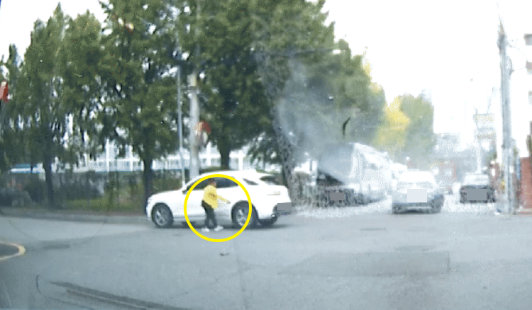 도로 한복판서 새 차 고사 지낸 여성, 달리는 택시에... 황당 실화