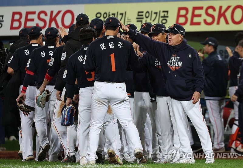 문동주 격려하는 김경문 감독 (출처=연합뉴스)