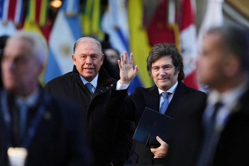 [부에노스아이레스=AP/뉴시스] 헤라르도 웨르테인 아르헨티나 외무장관이 중간선거를 나흘 앞둔 22일(현지 시간) 사의를 표명했다. 사진은 웨르테인 장관(왼쪽)이 지난 7월 부에노스아이레스에서 열린 메르코수르 정상회의에 참석한 모습. 2025.10.23.