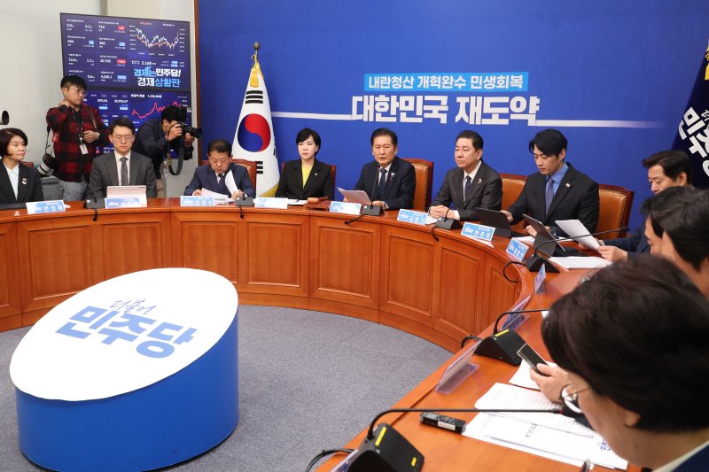 [서울=뉴시스] 조성봉 기자 = 정청래 더불어민주당 대표가 22일 오전 서울 여의도 국회에서 열린 최고위원회의에서 발언을 하고 있다. 2025.10.22. suncho21@newsis.com