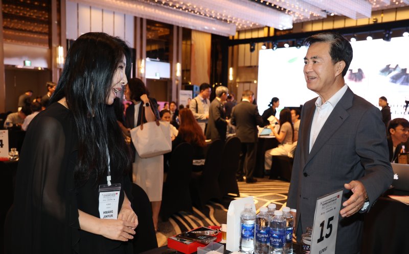 김태흠(오른쪽) 지사가 올해 베트남에서 열린 비지니스매칭 데이에 방문해 국내 기업 관계자를 격려하고 있다.(충남도 제공. 재판매 및 DB금지)/뉴스1