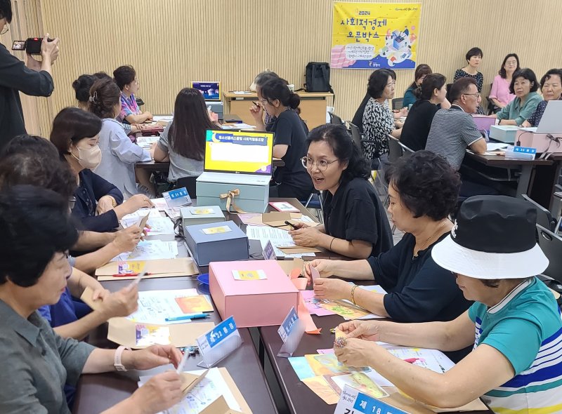 [광명=뉴시스]주민자치회 위원들이 사회적경제 오픈박스에 참여 중이다.(사진=광명시 제공02025.10.23.photo@newsis.com *재판매 및 DB 금지