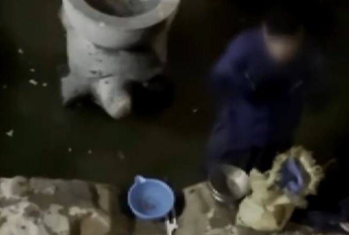 바구니 들고 해동용궁사 불상 앞에 나타난 남성, 뭐하냐고 물었더니...