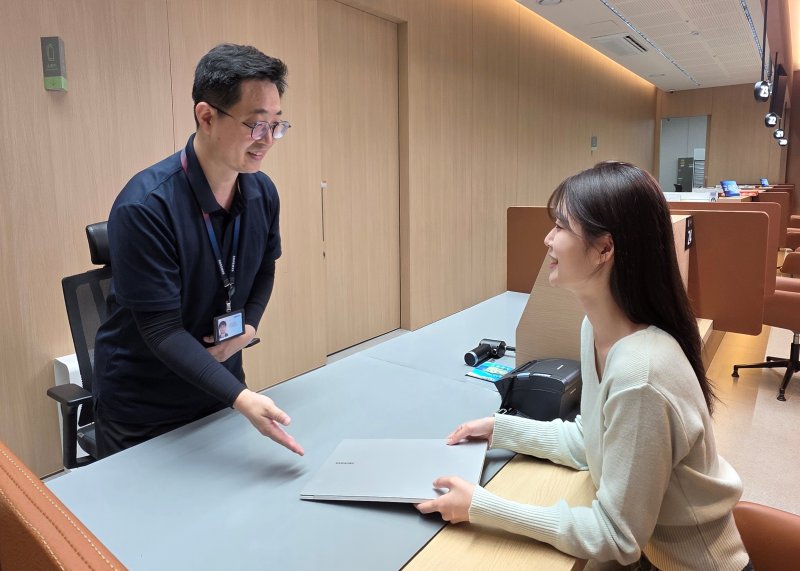 삼성전자서비스의 전문 엔지니어에게 삼성 노트북 무료점검을 받고 있는 모습.(삼성전자 제공)