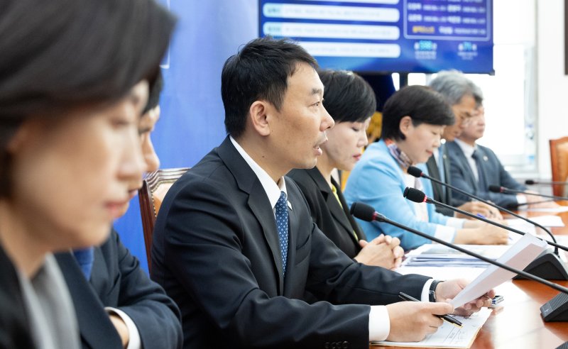 김용민 더불어민주당 의원이 22일 서울 여의도 국회에서 열린 '더불어민주당, 조국혁신당, 무소속 법제사법위원회위원 ' 국정감사 기자간담회에서 인사말하고 있다. 2025.10.22/뉴스1 ⓒ News1 이승배 기자