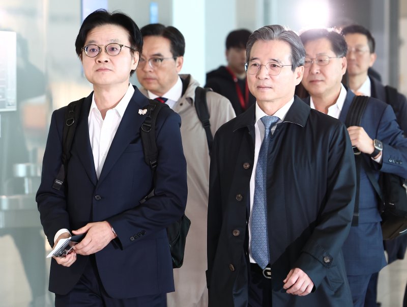 김용범 대통령실 정책실장과 김정관 산업통상자원부 장관이 22일 오전 인천공항 2터미널에서 한미 관세협상 후속 협의를 위해 미국으로 출국하고 있다. 2025.10.22/뉴스1 ⓒ News1 김민지 기자