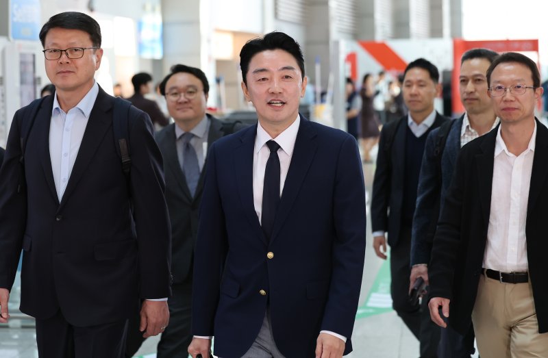 전략경제협력 특사로 임명된 강훈식 대통령 비서실장이 19일 오전 인천국제공항 제1터미널에서 독일로 출국하고 있다. 강 특사는 유럽 내 방산 협력 대상 국가를 방문해 대통령 친서를 전달하는 것을 시작으로 내년 상반기까지 3차례에 걸쳐 전략경제협력을 위한 대통령 특사 임무를 수행할 예정이다. 2025.10.19/뉴스1 ⓒ News1 장수영 기자