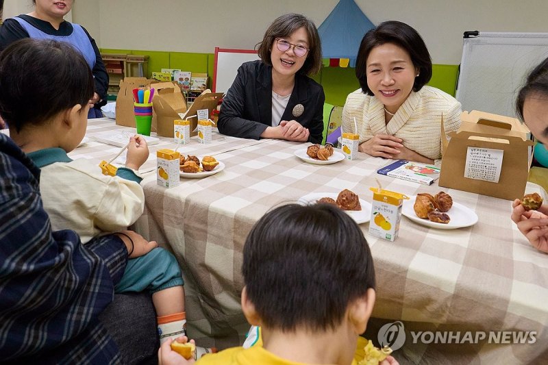 김혜경 여사, 한부모 가족시설 방문 (출처=연합뉴스)