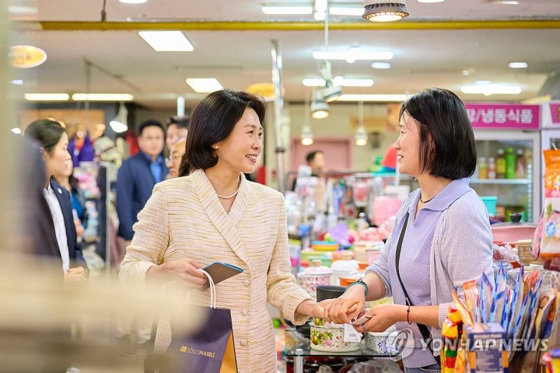 김혜경 여사, 금호행복시장 방문 (출처=연합뉴스)