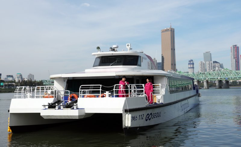 21일 서울 용산구 노들섬에서 열린 '노들 글로벌 예술섬' 착공식에 참석자를 태운 한강버스가 도착하고 있다. 2025.10.21/뉴스1 ⓒ News1 김명섭 기자