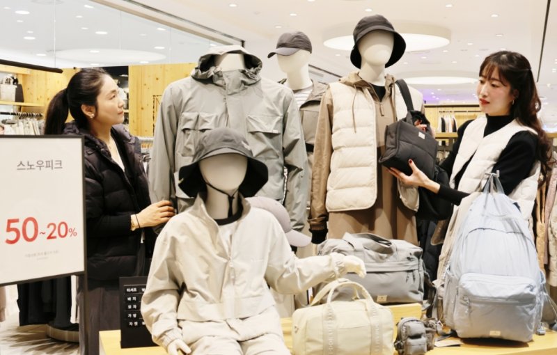 롯데아울렛 율하점은 24일부터 11월6일까지 '아웃도어 메카 위크'를 연다. 스노우피크 매장을 찾은 고객이 아웃도어 상품을 살펴보고 있다.(롯데백화점 제공, 재판매 및 DB 금지)