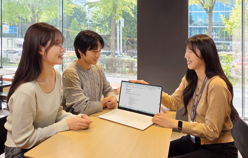 삼성전자가 23일부터 11월22일까지 PC 점검 서비스센터가 있는 전국 117개 삼성스토어에서 삼성전자 노트북 사용 고객을 대상으로 '삼성 노트북 무료점검'을 실시한다. 사진은 삼성스토어 판매상담사에게 삼성 노트북의 윈도 11 업그레이드 가능 여부를 확인받는 모습. (사진=삼성전자 제공) *재판매 및 DB 금지