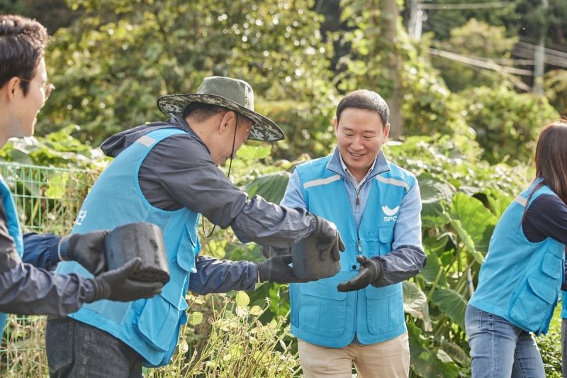 연탄 나르는 SPC그룹 임직원들 (출처=연합뉴스)