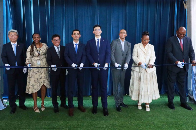 대한전선의 남아프리카공화국 생산법인인 '엠텍(M-TEC)'의 전력케이블 공장 확장 준공식에 참석한 주요 관계자들이 기념사진을 촬영하고 있다. 사진 왼쪽부터 주남아공 양동한 한국 대사, 에스콤(Eskom) 연구개발실장, 엠텍 신영수 법인장, 대한전선 김준석 부사장, 호반그룹 김대헌 기획총괄사장, 남아공 통상산업경쟁부(DTIC) 에너지부문장, CIH 회장, CIH 대표이사 (사진제공 = 대한전선)