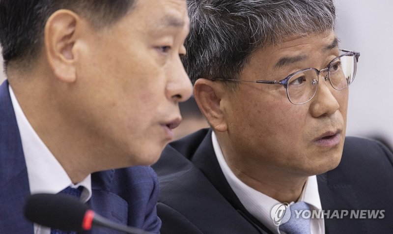 의원 자료 보며 대화하는 반상권 방미통위 위원장 직무대행 (출처=연합뉴스)