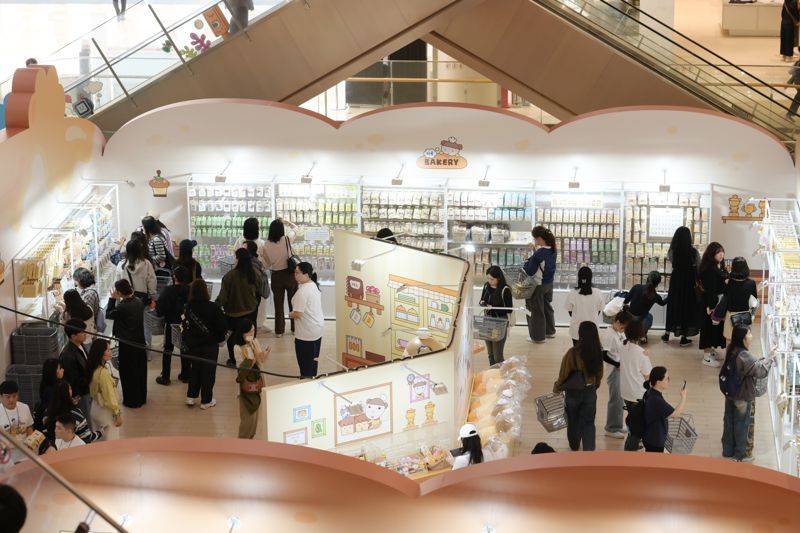 롯데월드몰 1층에서 열린 ‘마루는 강쥐’ 팝업스토어. 네이버웹툰 제공