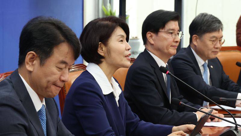 더불어민주당 바카라사이트 정책위의장이 23일 국회에서 열린 국정감사대책회의에서 발언하고 있다. 사진=서동일 기자