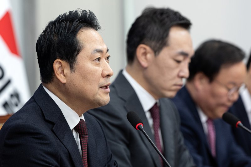 장동혁 국민의힘 대표가 23일 서울 여의도 국회에서 열린 최고위원회의에서 모두발언하고 있다. 2025.10.23/뉴스1 ⓒ News1 이승배 기자