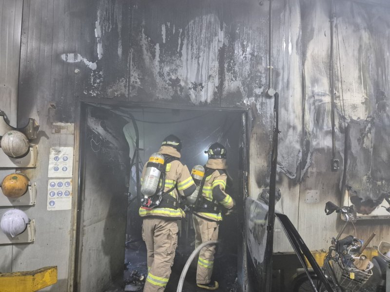 [금산=뉴시스] 지난 22일 오전 10시31분께 충남 금산군 제원면 명암리 한국타이어 2공장에서 불이 나 현장에 출동한 소방대원이 진화를 위해 공장 안으로 들어가고 있다. (사진=금산소방서 제공) 2025.10.23. photo@newsis.com *재판매 및 DB 금지