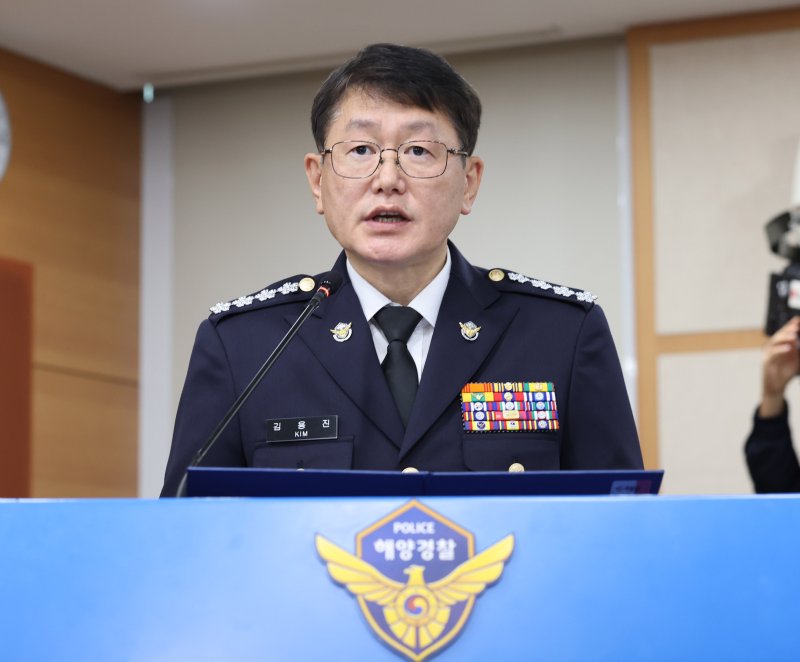 [인천=뉴시스] 전진환 기자 = 김용진 해양경찰청장이 22일 인천 연수구 해양경찰청에서 열린 국회 농림축산식품해양수산위원회의 해양경찰청 등에 대한 국정감사에서 업무현황을 보고 있다 2025.10.22. amin2@newsis.com