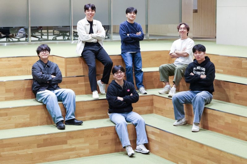 익시젠 관련 논문 집필에 참여한 LG유플러스 구성원 (출처=연합뉴스)