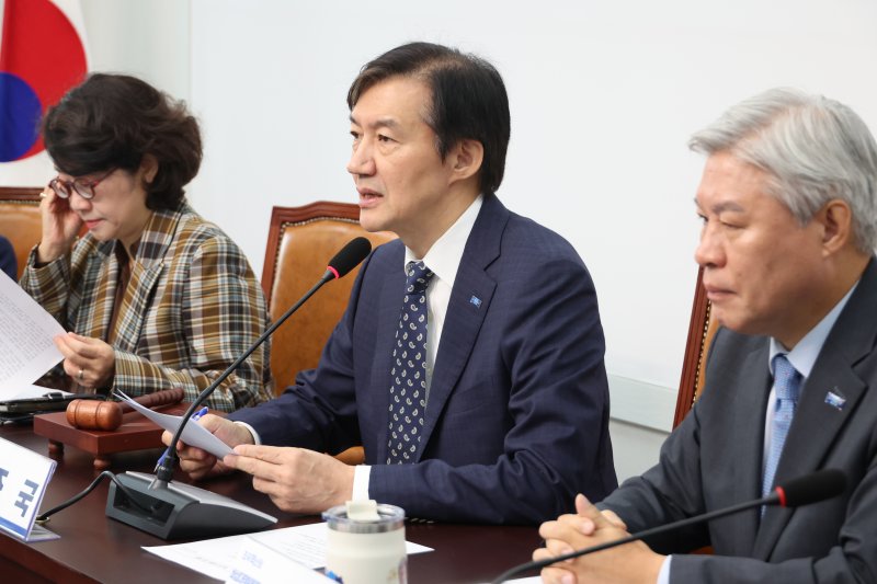 조국혁신당 조국 비상대책위원장이 23일 서울 여의도 국회에서 열린 비상대책위원회의에서 발언하고 있다. 연합뉴스