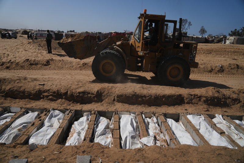 [데이르알발라=AP/뉴시스] 22일(현지 시간) 가자지구 데이르알발라에서 팔레스타인 관계자들이 이스라엘에서 송환된 신원 미상의 팔레스타인인 시신들을 집단 매장하고 있다. 이스라엘은 하마스와 휴전협정에 따라 지금까지 팔레스타인인 시신 150구를 인계한 것으로 알려졌다. 2025.10.23.