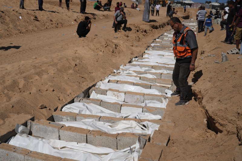 [데이르알발라=AP/뉴시스] 22일(현지 시간) 가자지구 데이르알발라에서 팔레스타인 관계자들이 이스라엘에서 송환된 신원 미상의 팔레스타인인 시신들을 집단 매장하고 있다. 이스라엘은 하마스와 휴전협정에 따라 지금까지 팔레스타인인 시신 150구를 인계한 것으로 알려졌다. 2025.10.23.