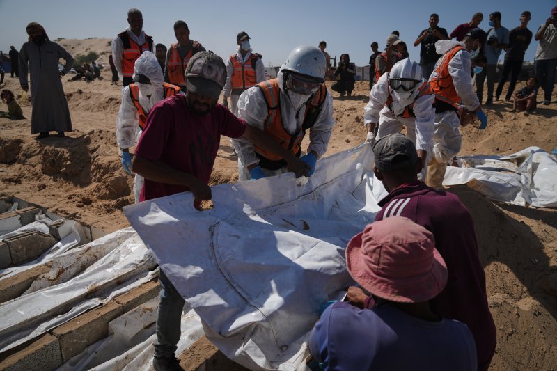 [데이르알발라=AP/뉴시스] 22일(현지 시간) 가자지구 데이르알발라에서 팔레스타인 관계자들이 이스라엘에서 송환된 신원 미상의 팔레스타인인 시신들을 집단 매장하고 있다. 이스라엘은 하마스와 휴전협정에 따라 지금까지 팔레스타인인 시신 150구를 인계한 것으로 알려졌다. 2025.10.23.