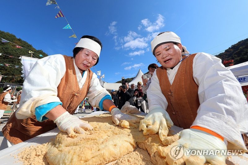 떡메치기로 만드는 인절미 (출처=연합뉴스)