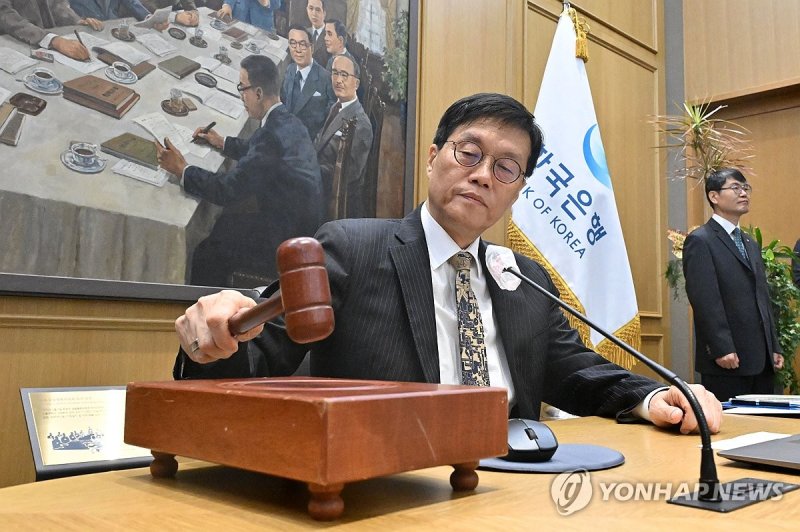 의사봉 두드리는 이창용 한국은행 총재 (출처=연합뉴스)