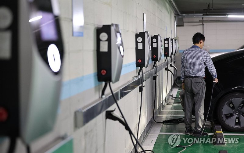 전기차 충전 (출처=연합뉴스)