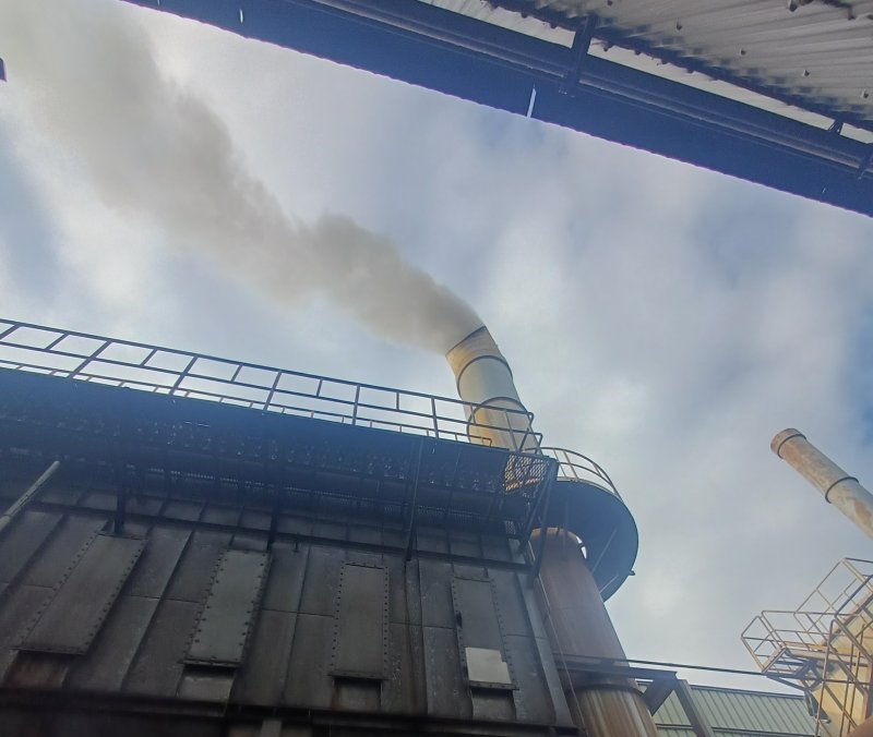 [서산=뉴시스] 지난 22일 오후 2시52분께 충남 서산시 지곡면 무장리 폐알루미늄 가공공장 불이 나 굴뚝에서 연기가 나고 있다. (사진=서산소방서 제공) 2025.10.23. photo@newsis.com *재판매 및 DB 금지