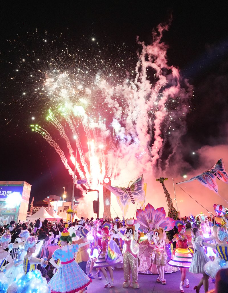 제22회 광주 추억의 충장축제가 열린 지난 18일 금남로 일대에서 롯데월드팀의 퍼레이드가 펼쳐지고 있다. (광주 동구 제공. 재판매 및 DB 금지) 2025.10.20/뉴스1