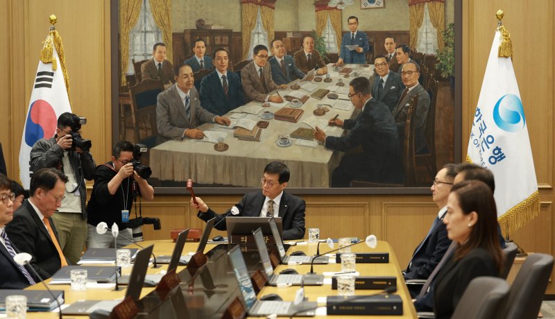 이창용 한국은행 총재가 23일 서울 중구 한국은행에서 열린 금융통화위원회에서 의사봉을 두드리고 있다(한국은행 제공). 2025.10.23/뉴스1