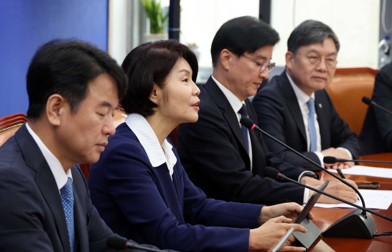 [서울=뉴시스] 조성봉 기자 = 한정애 더불어민주당 정책위의장이 23일 오전 서울 여의도 국회에서 열린 국정감사대책회의에서 발언을 하고 있다. 2025.10.23. suncho21@newsis.com