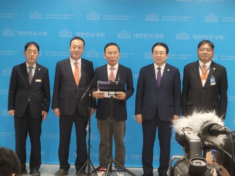 23일 오전 국회 국민의힘 박덕흠 의원(가운데)과 정 ·관계 인사들이 국회에서 기자회견을 열고 농어촌 기본소득 시범사업 대상지 배제에 따른 입장을 밝히고 있다.(옥천군 제공. 재판매 및 DB금지) /뉴스1