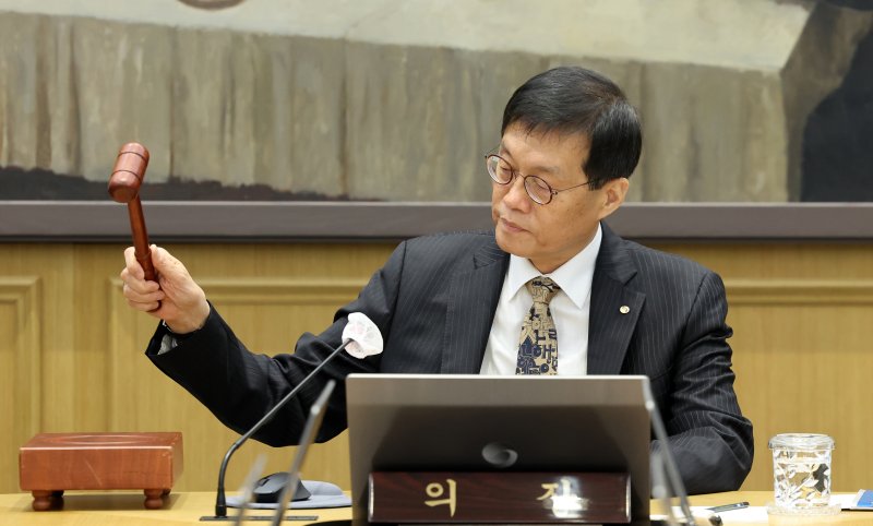[서울=뉴시스] 사진공동취재단 = 이창용 한국은행 총재가 23일 오전 서울 중구 한국은행 본관에서 열린 금융통화위원회 본회의에서 의사봉을 두드리고 있다. 2025.10.23. photo@newsis.com