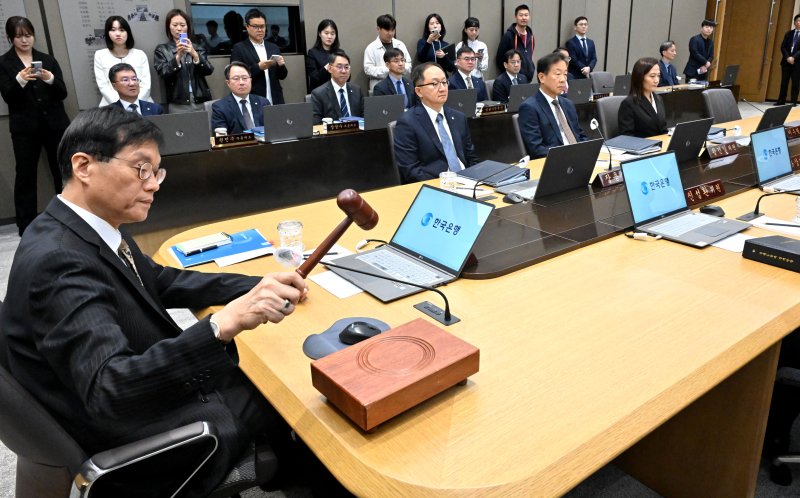 [서울=뉴시스] 사진공동취재단 = 이창용 한국은행 총재가 23일 오전 서울 중구 한국은행 본관에서 열린 금융통화위원회 본회의에서 의사봉을 두드리고 있다. 2025.10.23. photo@newsis.com